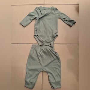 Baby 2pc Neutral Pointelle Top & Bottom Set - Cloud Island™ Green
0-3M